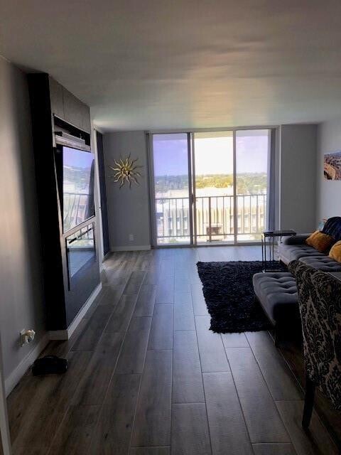 Building Photo - 1609 N Riverside Dr