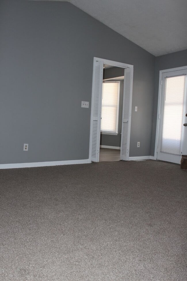 Building Photo - Lake Rim area