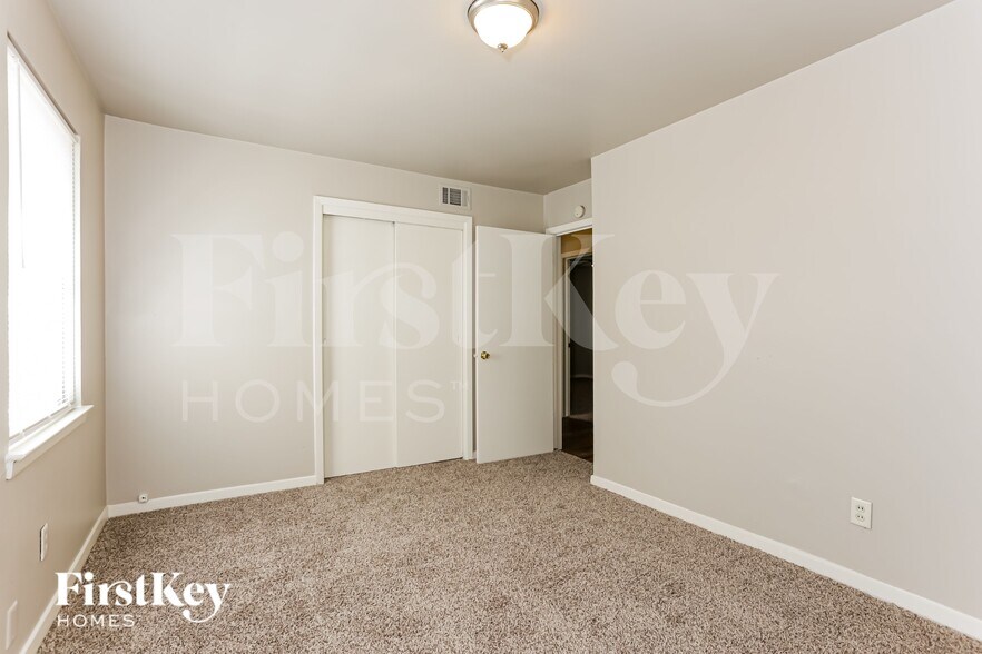 Building Photo - 10455 Plummer Dr