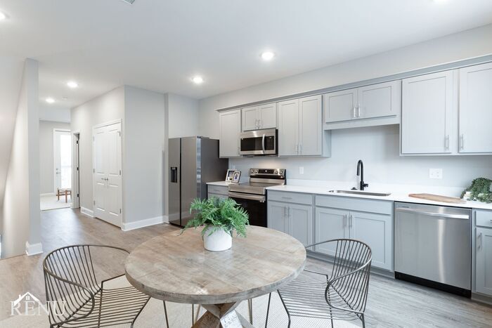 Building Photo - 2322 E 18th St Pl