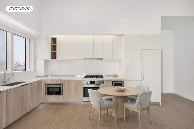 Building Photo - 555 W 43rd St