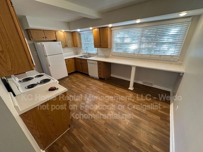 Building Photo - 6401 W 72nd Terrace