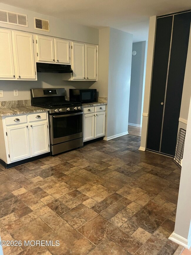 Building Photo - 65 Oak Ln