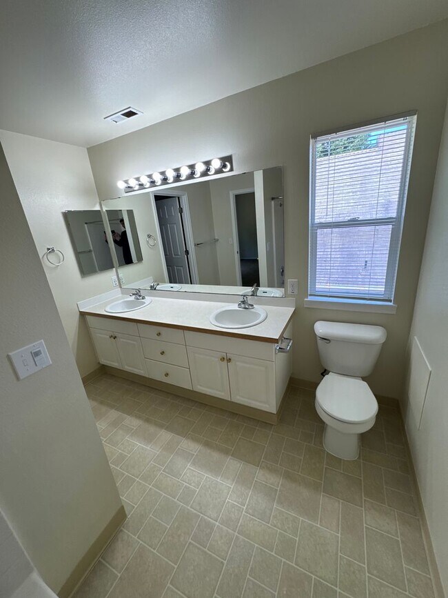 Building Photo - Available Now – Spacious 3 Bedroom, 2.5 Bath Home in a Prime Corvallis Location