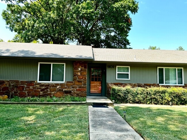Building Photo - 601 Rosewood Ct