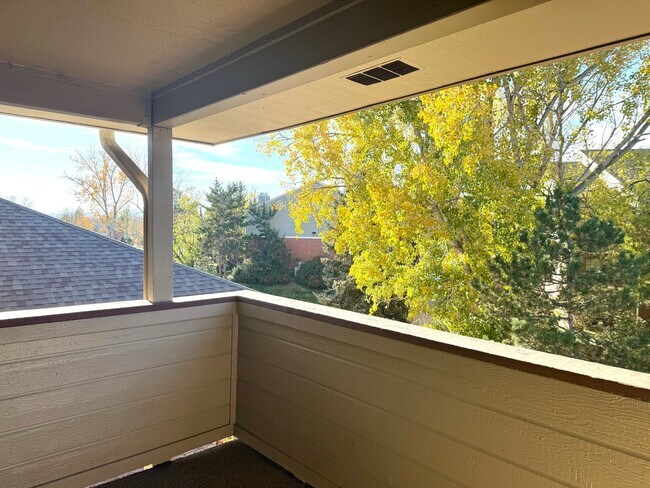 Building Photo - Top-Floor 2 Bed/2 Bath Condo in SE Fort Collins - Pool, Hot Tub & Fitness Center - $1,895/mo - Mo...