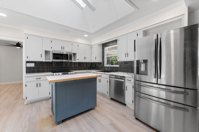 Building Photo - 4939 Woodland Dr