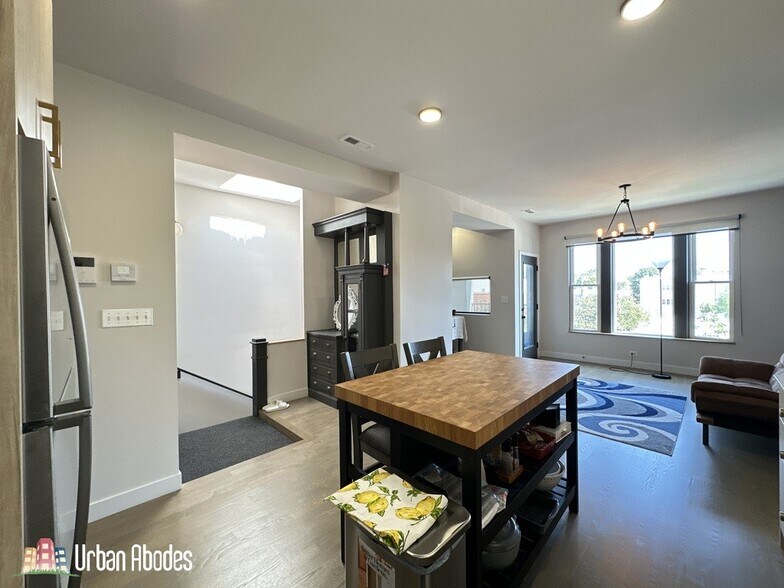 Building Photo - 908 N California Ave