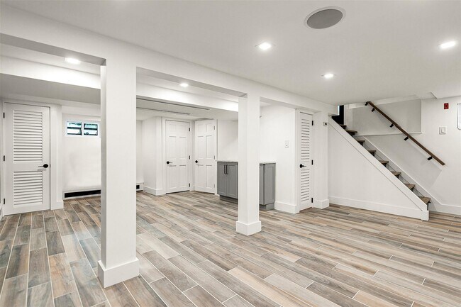 Building Photo - 71-31 Loubet St