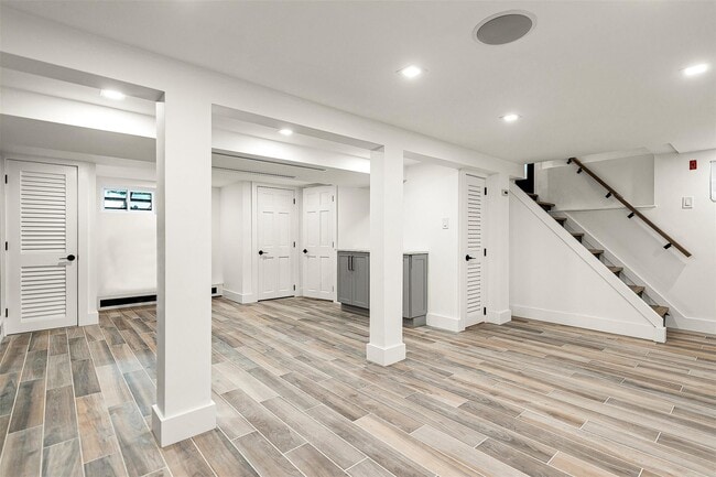 Building Photo - 71-31 Loubet St