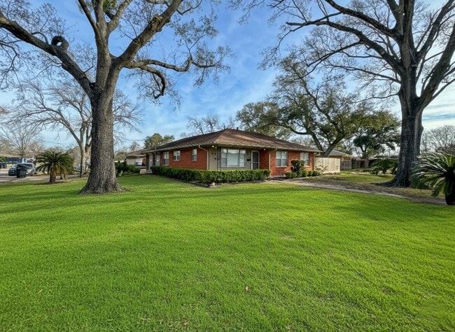 Building Photo - 5619 Wood Creek Way