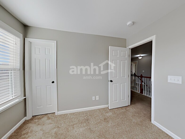 Building Photo - 702 White Oak Dr