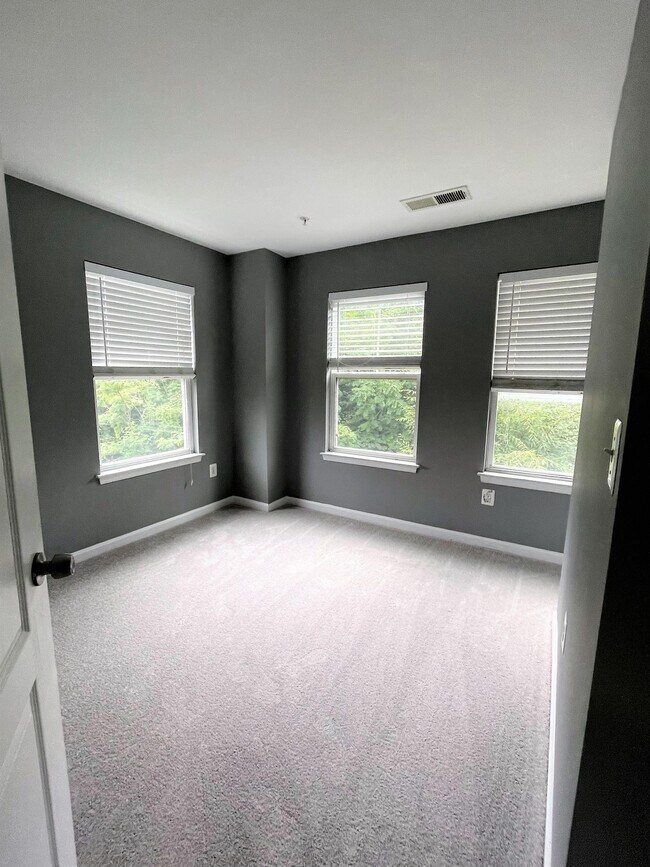 Building Photo - 400 Ava Way NE