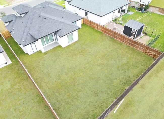 Building Photo - Stunning - 3 b/2.5 bath Home - Don't Miss Out!