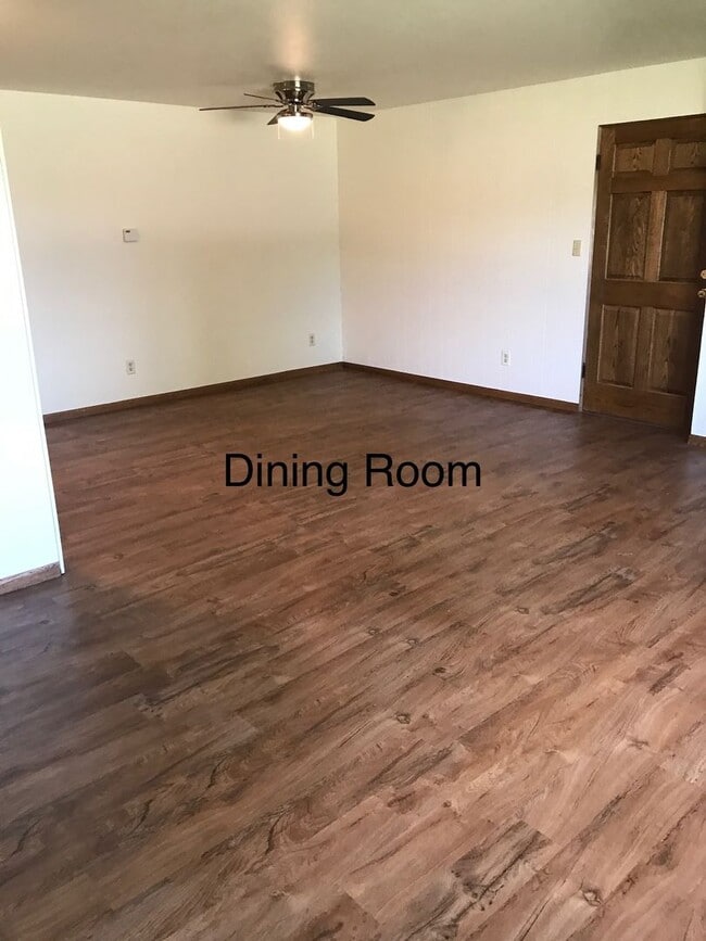 Building Photo - 2 Bedroom Lower with Heat & Water Included in Neenah