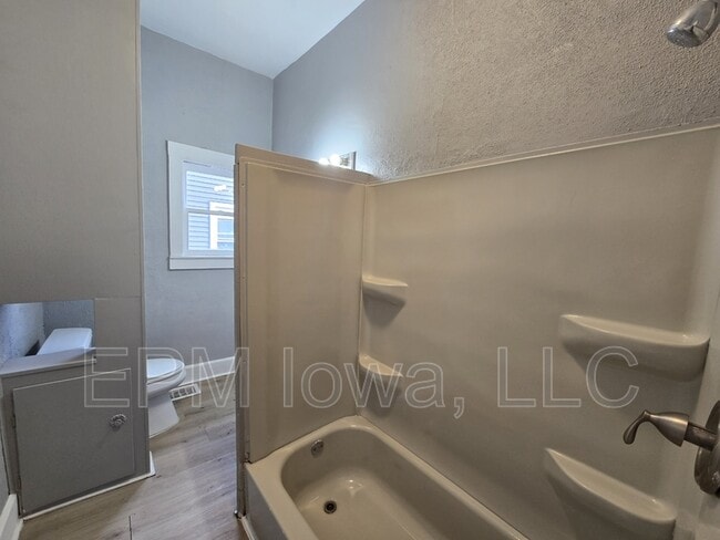 Building Photo - 714 W 1st St