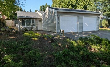 Building Photo - Available Now! 2 bedroom and 1 bath duplex