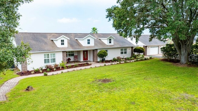 Building Photo - Country living close to everything - 3 bed, 3.5 bath, on an acre