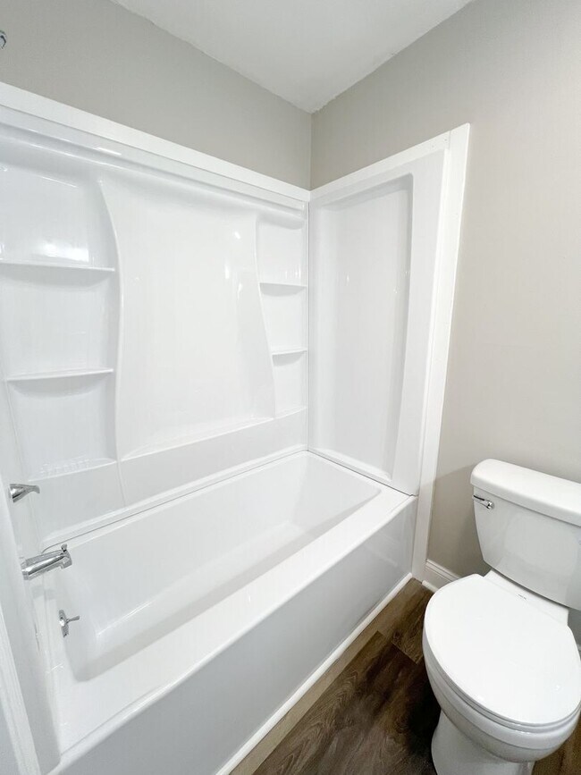 Building Photo - Completely Remodeled Home in Clarksville, TN – Just Off Madison Street!