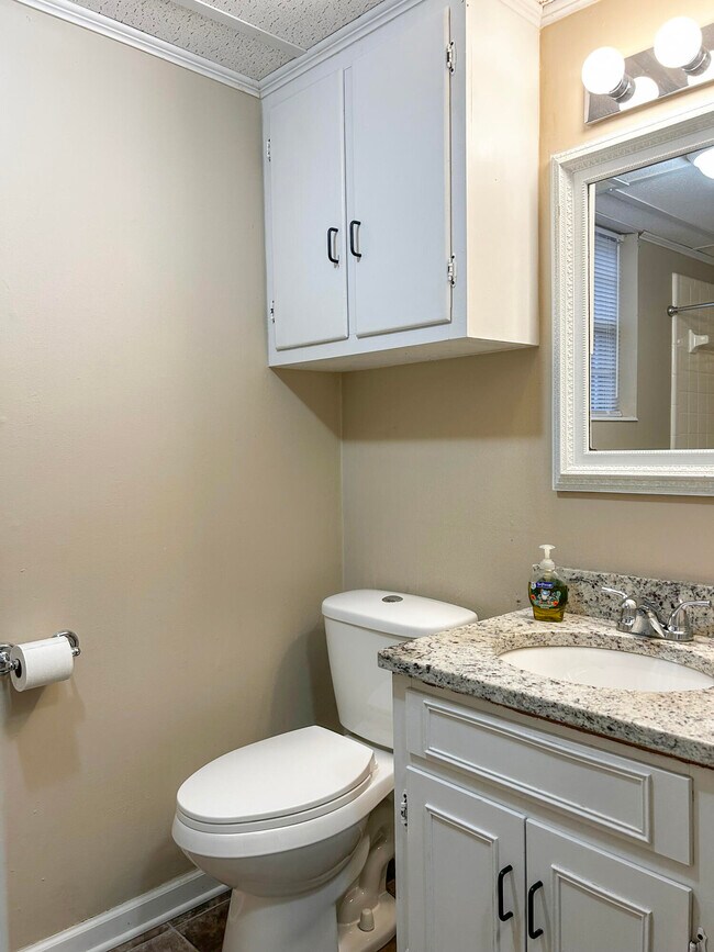 Building Photo - 675 Northview Dr NW