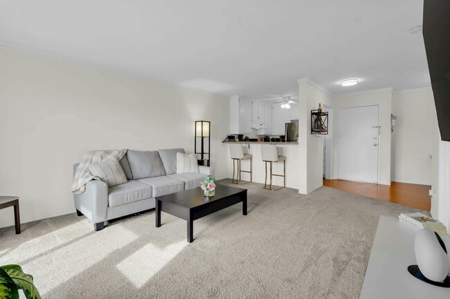 Building Photo - 6924 Hyde Park Dr