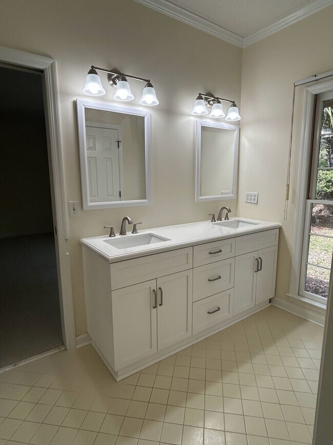 Building Photo - **AVAILABLE IN JUNE ** Landings Executive 3 Bedroom home