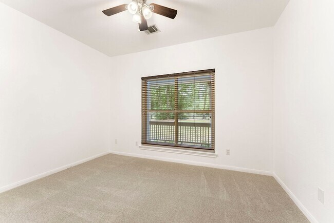 Building Photo - 618 W Rollingwood St
