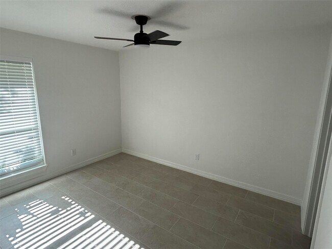 Building Photo - 1139 Pinecroft Dr