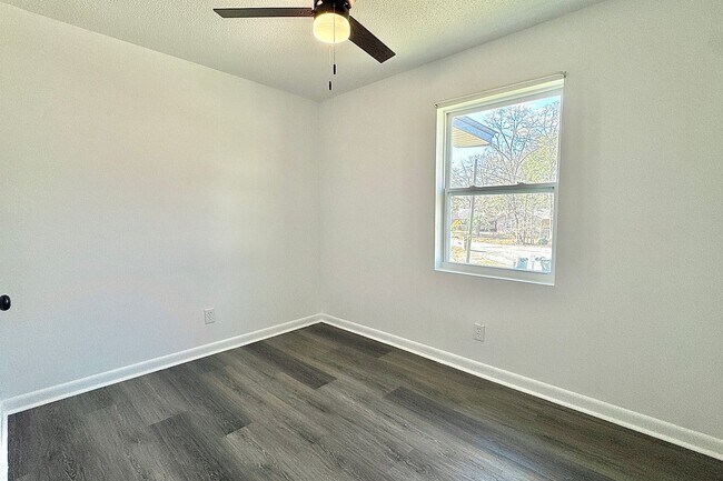 Building Photo - AVAILABLE NOW! (Pet Friendly)