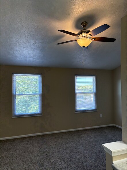 Building Photo - 802 Lexington Dr