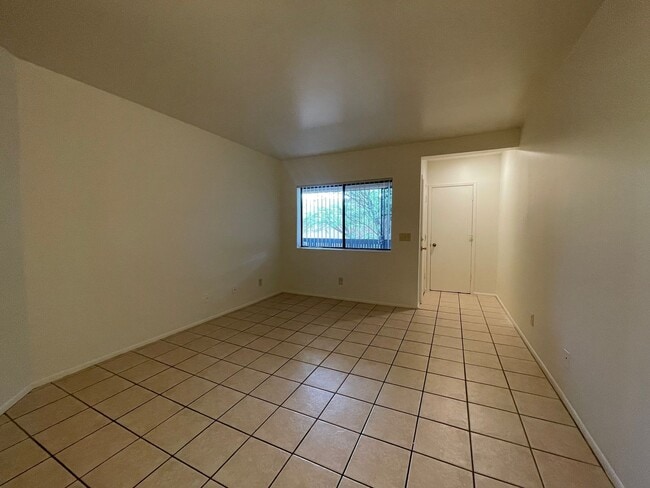 Building Photo - Large 1 Bedroom 1 Bath Condo!