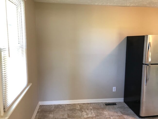 Building Photo - Move In Ready!