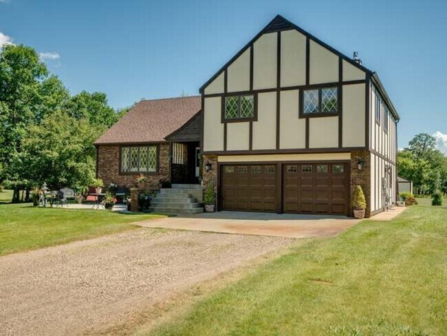 Building Photo - Beautiful 4 Bedroom 3 Bathroom Home With 2...