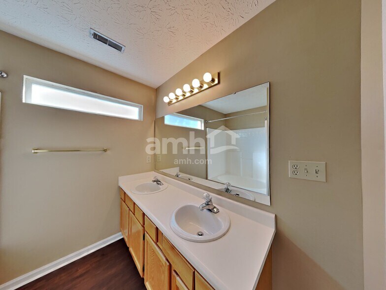 Building Photo - 769 Kingston Cir