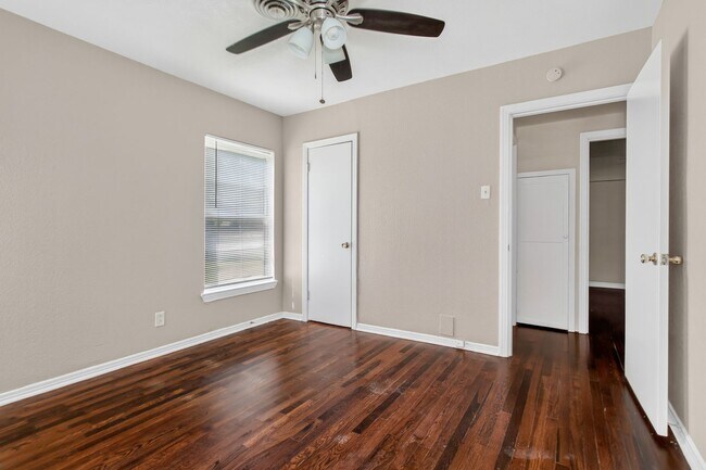 Building Photo - 2 Bedroom, 1 Bath House in Casa View!