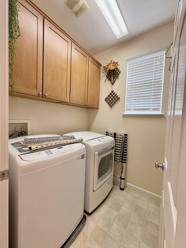 Building Photo - 50% off your first month’s rent move-in special! Spacious 4BR / 2.5BA Home in Pittsburg