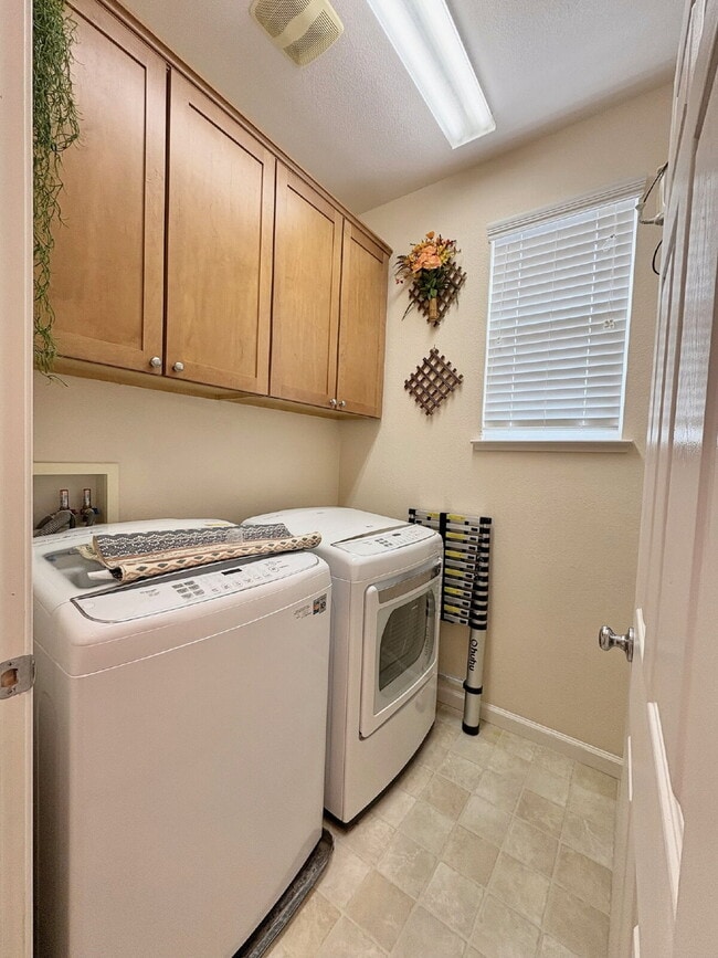 Building Photo - Spacious 4BR / 2.5BA Home in Prime Pittsburgh CA Location