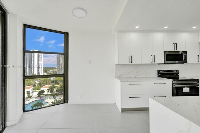 Building Photo - 20281 E Country Club Dr