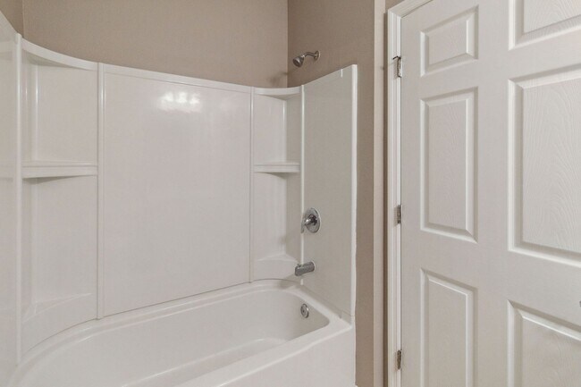 Building Photo - Like New 4/3 Townhome in Gated Community W/ Community Pool