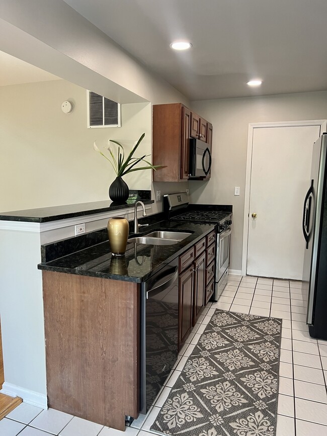 Building Photo - 1560 E Chivalry Ct