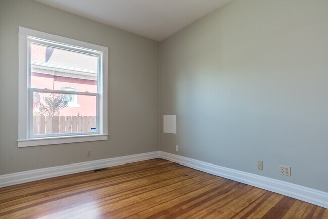 Building Photo - $0 DEPOSIT OPTION. CHARMING BUNGALOW WITH MODERN UPGRADES AND PRIME DENVER LOCATION!