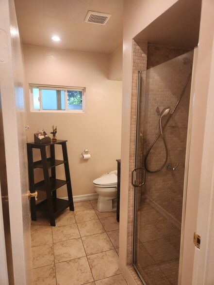 Building Photo - 5516 Vanalden Ave