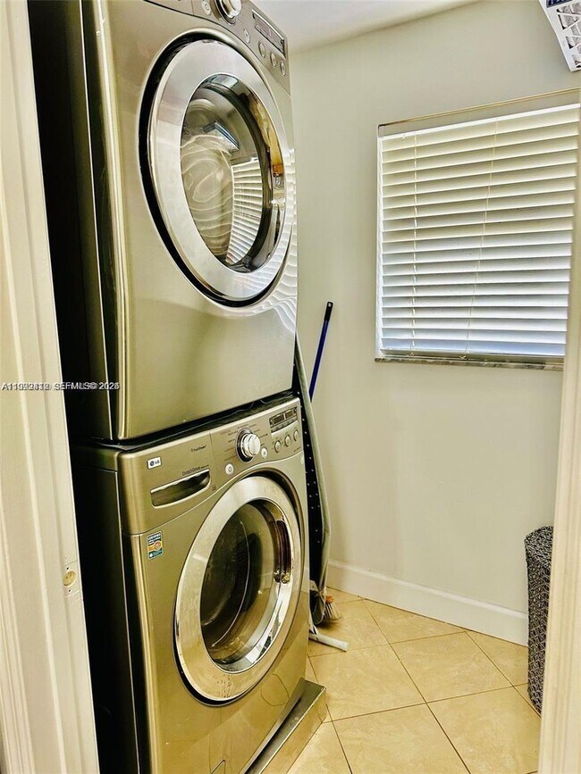 Building Photo - 5201 SW 31st Ave