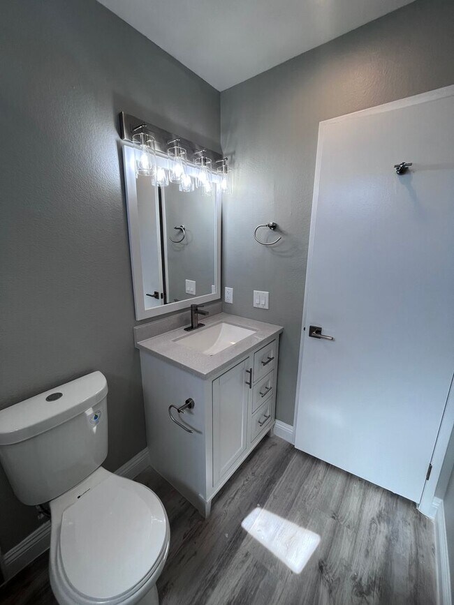 Building Photo - Beautifully Upgraded One Bedroom-One Bathroom Apartment in Talmadge