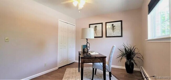 Building Photo - 2445 Torquay Ave