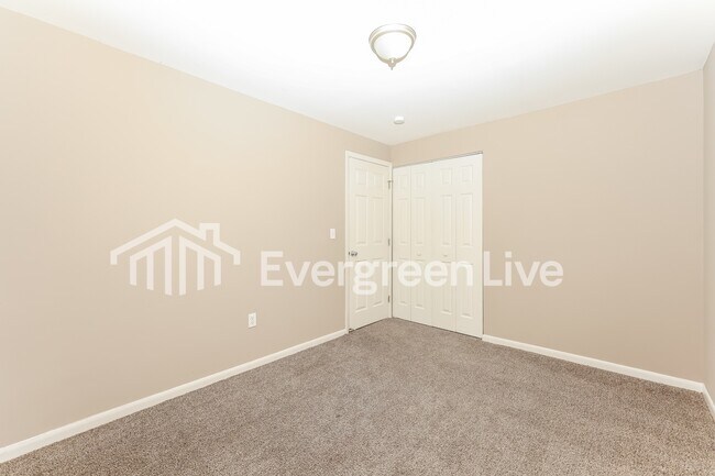 Building Photo - 5619 Shady Oak St