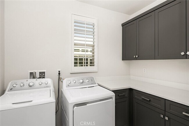Building Photo - 321 Magnet