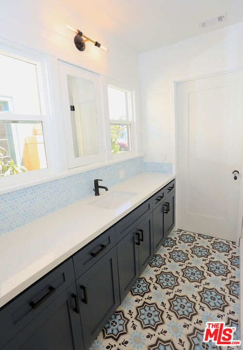 Building Photo - 3835 Hollypark Pl