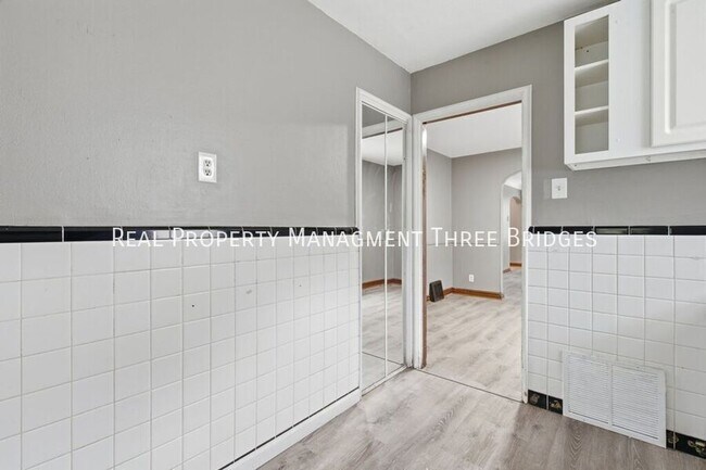 Building Photo - 249 S Hartnett Ave