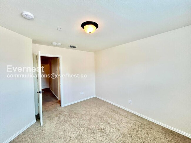 Building Photo - 3 Bed/2.5 Bath Townhome with Garage / Pet-Friendly / Vouchers Accepted / Available Now!